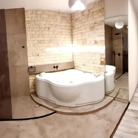 Golden Center מלון דירות 4*