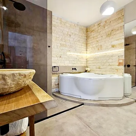 מלון דירות Golden Center 4*