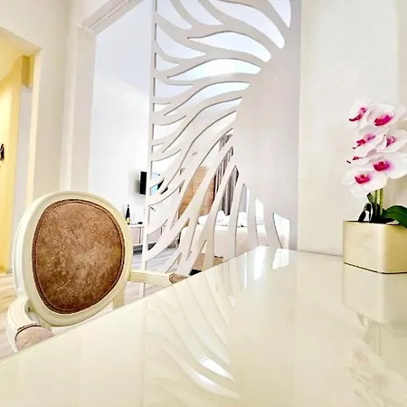 Golden Center Aparthotel 4*